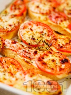 Лесни печени италиански сандвичи с чабата, домати и сирене моцарела - снимка на рецептата